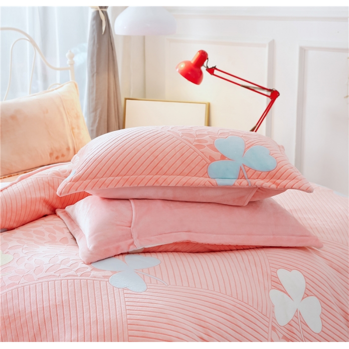 91家纺网 家纺一手货源 找家纺 青竹苑 2018-7D雕花水晶绒四件套 三叶草-玉