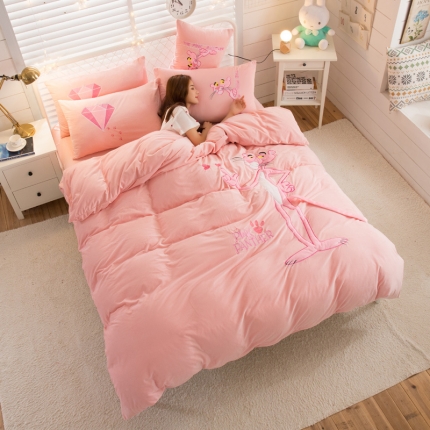 91家纺网 家纺一手货源 找家纺 青竹苑 2019保暖套件贴布绣花水晶绒四件套 粉豹