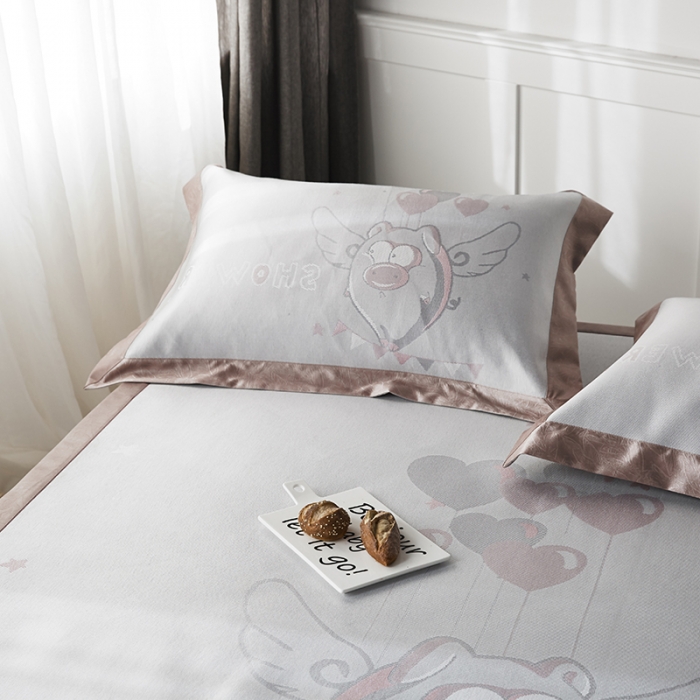 91家纺网 家纺一手货源 找家纺 本希 提花水洗养生席三件套 飞天小猪-粉