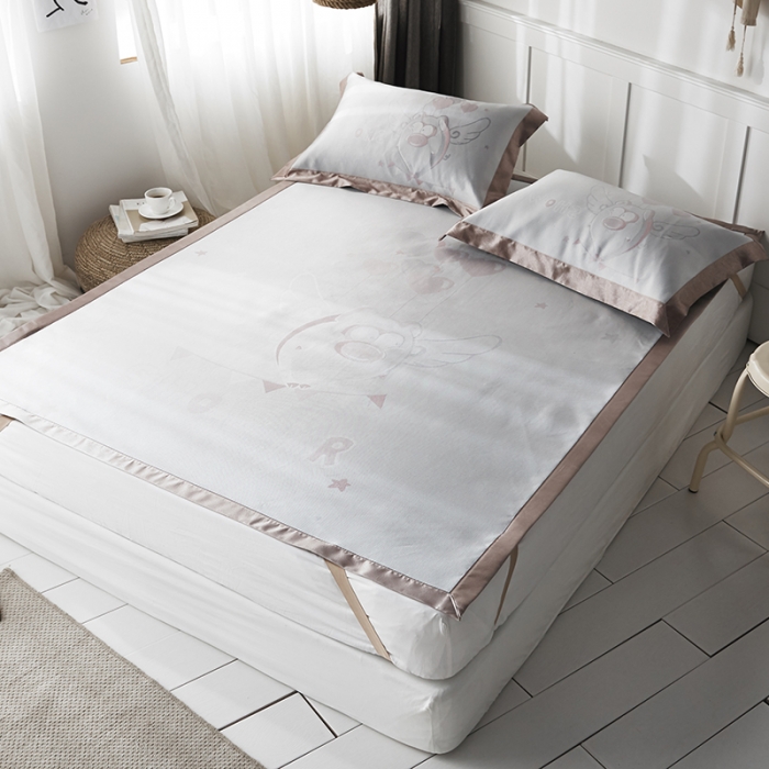 91家纺网 家纺一手货源 找家纺 本希 提花水洗养生席三件套 飞天小猪-粉