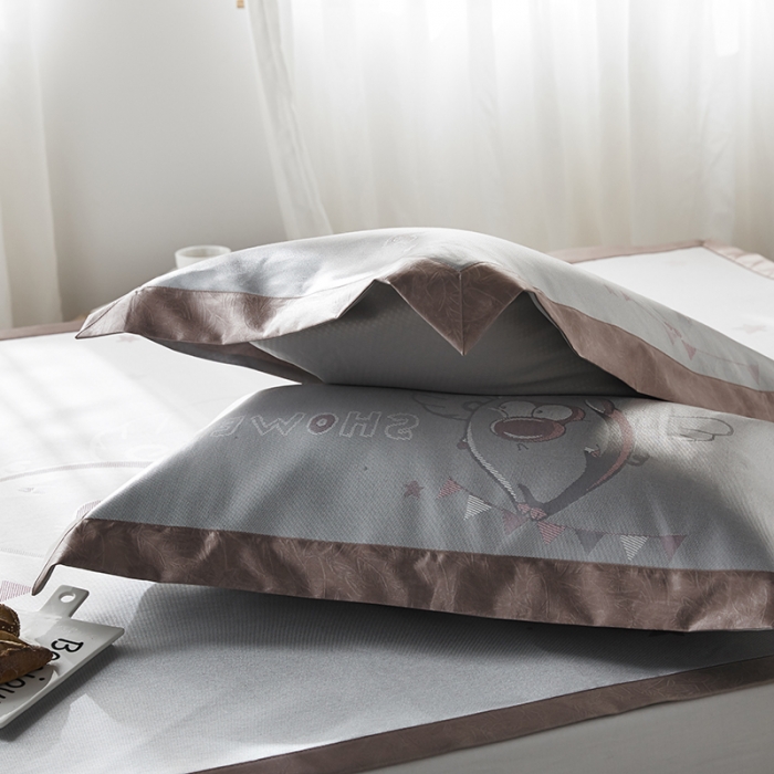 91家纺网 家纺一手货源 找家纺 本希 提花水洗养生席三件套 飞天小猪-粉