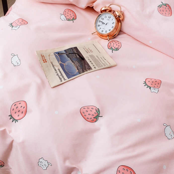 91家纺网 家纺一手货源 找家纺 沐棉2019新款13370小卡通小清新四件套床单款 甜心草莓