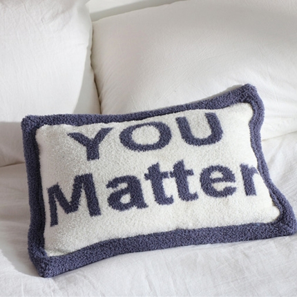 91家纺网 家纺一手货源 找家纺 （总）暖绵绵 英吉尔字母靠枕软绵绵抱枕靠垫腰枕含芯单只