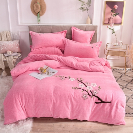 91家纺网 家纺一手货源 找家纺 （总）梵克保罗 2020新款牛奶绒宝宝绒毛巾绣四件套