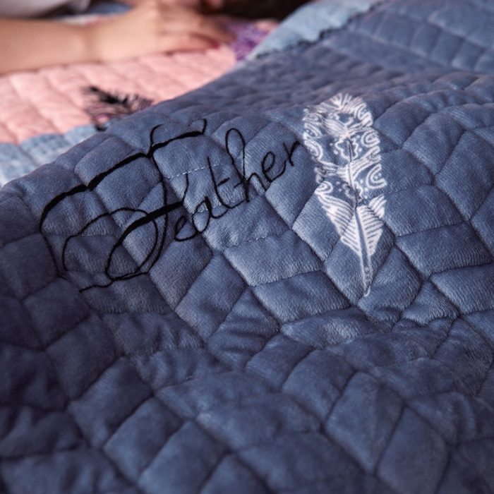 91家纺网 家纺一手货源 找家纺 温宁家纺 水晶绒水洗棉床盖 孔雀羽