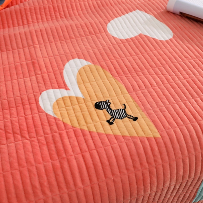 91家纺网 家纺一手货源 找家纺 温宁家纺 水晶绒水洗棉床盖 大爱心