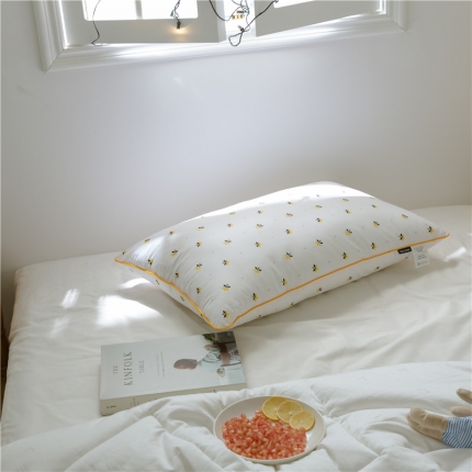 91家纺网 家纺一手货源 找家纺 境月枕芯 休闲羽丝绒枕小黄蜂