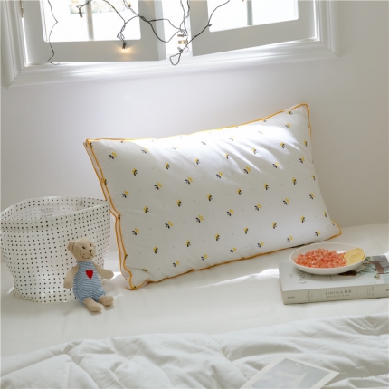 境月枕芯 立体休闲羽丝绒枕小黄蜂