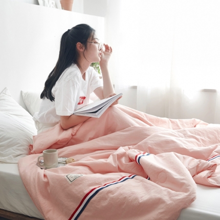 91家纺网 家纺一手货源 找家纺 （总）寐眠家纺 2018新款水洗棉织带款夏被