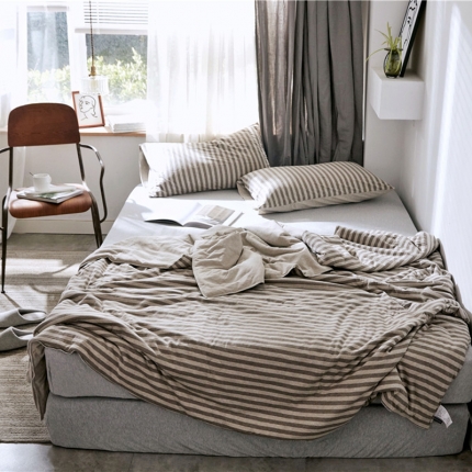 91家纺网 家纺一手货源 找家纺 寐眠 2021新款纯色条纹针织棉夏被 中咖中条