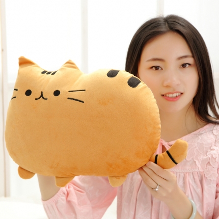 91家纺网 家纺一手货源 找家纺 仟亿莱 饼干猫暖手抱枕 棕色