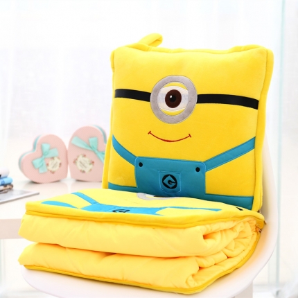 91家纺网 家纺一手货源 找家纺 仟亿莱 卡通毛绒抱枕被 单眼黄小人