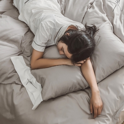 91家纺网 家纺一手货源 找家纺 狠狠爱 60支长绒棉绣花摩登系列套件 绅士灰