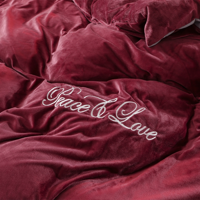 91家纺网 家纺一手货源 找家纺 意尚风情 2019新款加厚水晶绒绣花工艺款四件套维纳斯-酱红