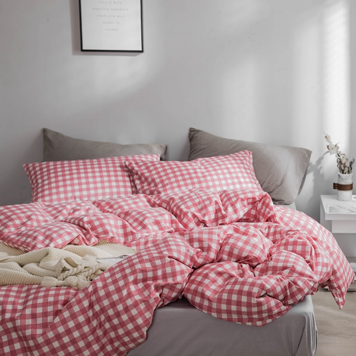 91家纺网 家纺一手货源 找家纺 艾沁家纺 北欧简约格子条纹系列全棉四件套床单款粉白格