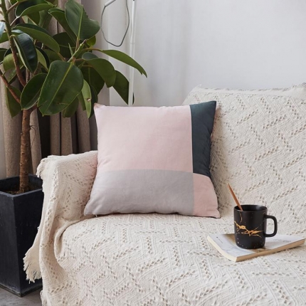 91家纺网 家纺一手货源 找家纺 希诺家居 ins水晶绒抱枕沙发靠垫 粉灰拼接45*45厘米