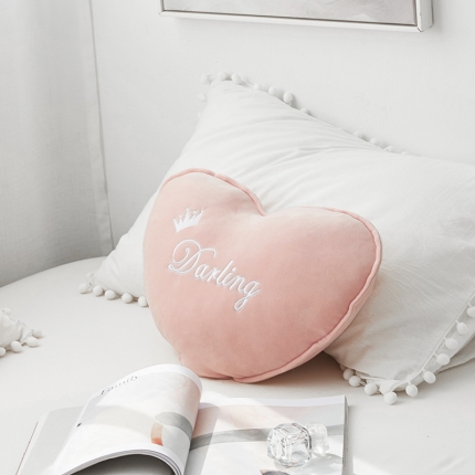 91家纺网 家纺一手货源 找家纺 希诺2019新款ins异形刺绣抱枕 樱花粉爱心45*30cm