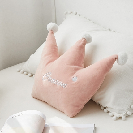 91家纺网 家纺一手货源 找家纺 希诺2019新款ins异形刺绣抱枕 樱花粉皇冠40*35cm