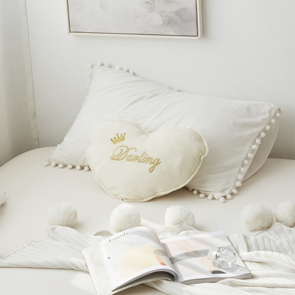 91家纺网 家纺一手货源 找家纺 希诺2019新款ins异形刺绣抱枕 糯米白爱心45*30cm