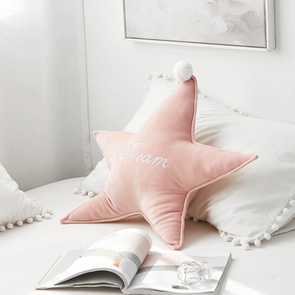 91家纺网 家纺一手货源 找家纺 希诺2019新款ins异形刺绣抱枕樱花粉五角星60*40cm