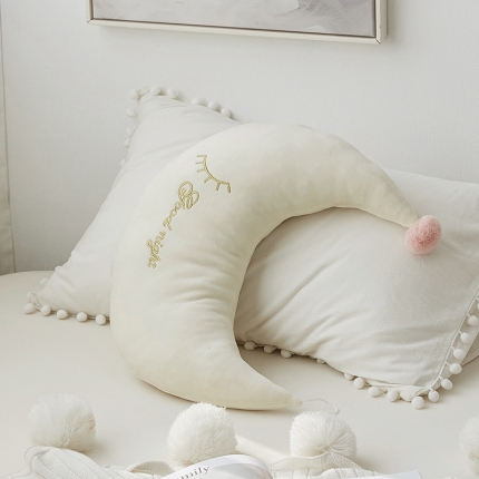 91家纺网 家纺一手货源 找家纺 希诺2019新款ins异形刺绣抱枕 糯米白月亮50*20cm