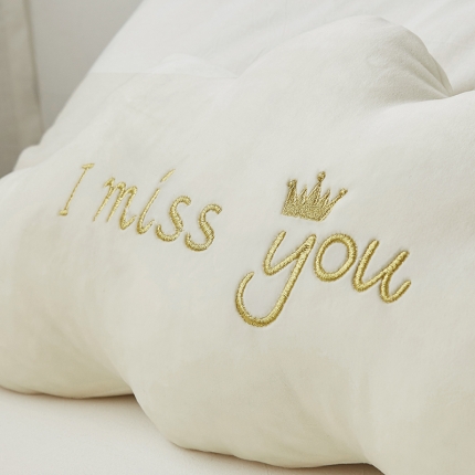 希诺2019新款ins异形刺绣抱枕 糯米白云朵55*25cm