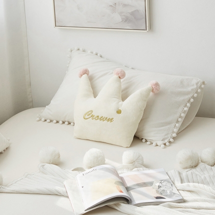 希诺2019新款ins异形刺绣抱枕 糯米白皇冠40*35cm