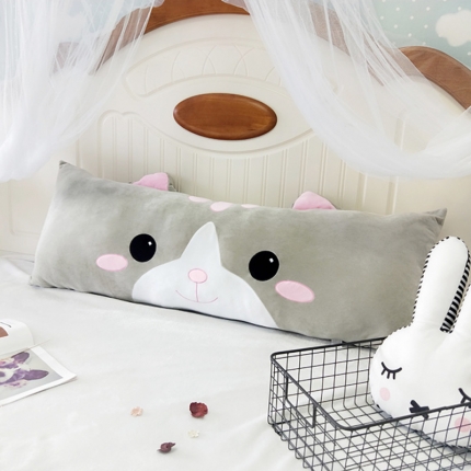 91家纺网 家纺一手货源 找家纺 希诺家居 	贴布绣卡通长条大靠垫 长条灰灰鼠