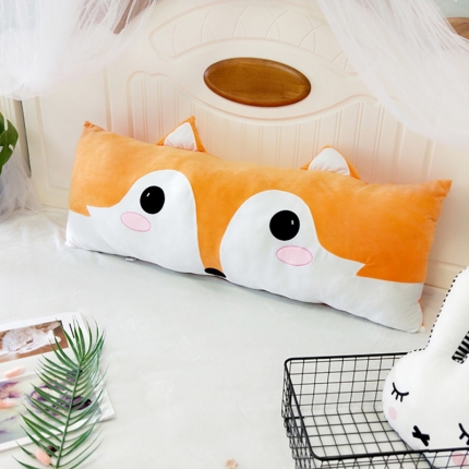 91家纺网 家纺一手货源 找家纺 希诺家居 	贴布绣卡通长条大靠垫 长条萌狐狸