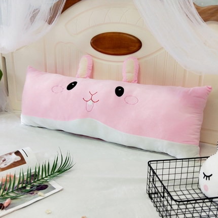 91家纺网 家纺一手货源 找家纺 希诺家居 	贴布绣卡通长条大靠垫 长条小粉兔
