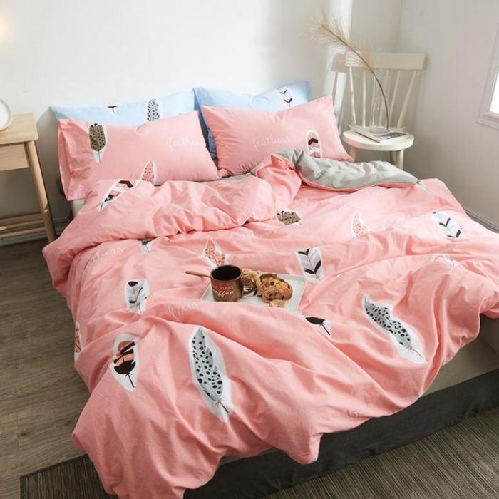 91家纺网 家纺一手货源 找家纺 久典家纺 2018新款全棉水洗棉印花四件套 羽毛-红