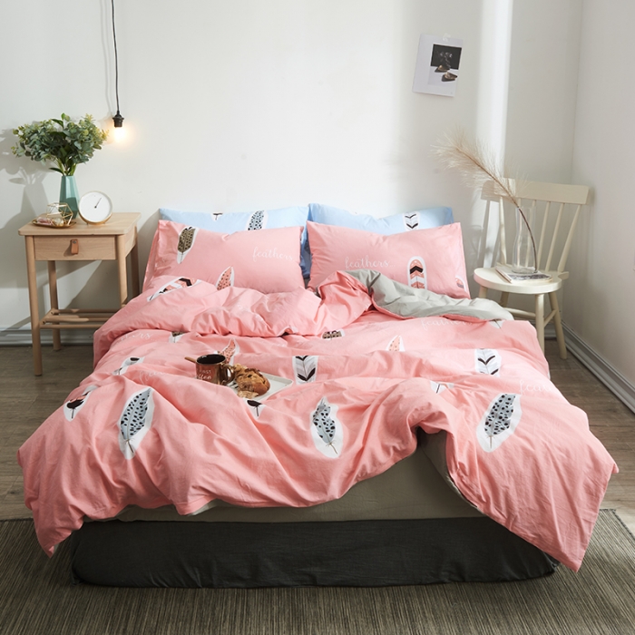 91家纺网 家纺一手货源 找家纺 久典家纺 2018新款全棉水洗棉印花四件套 羽毛-红