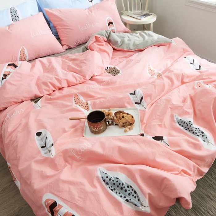 91家纺网 家纺一手货源 找家纺 久典家纺 2018新款全棉水洗棉印花四件套 羽毛-红