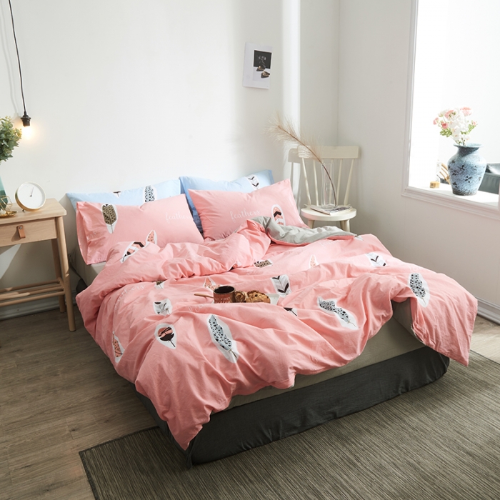 91家纺网 家纺一手货源 找家纺 久典家纺 2018新款全棉水洗棉印花四件套 羽毛-红