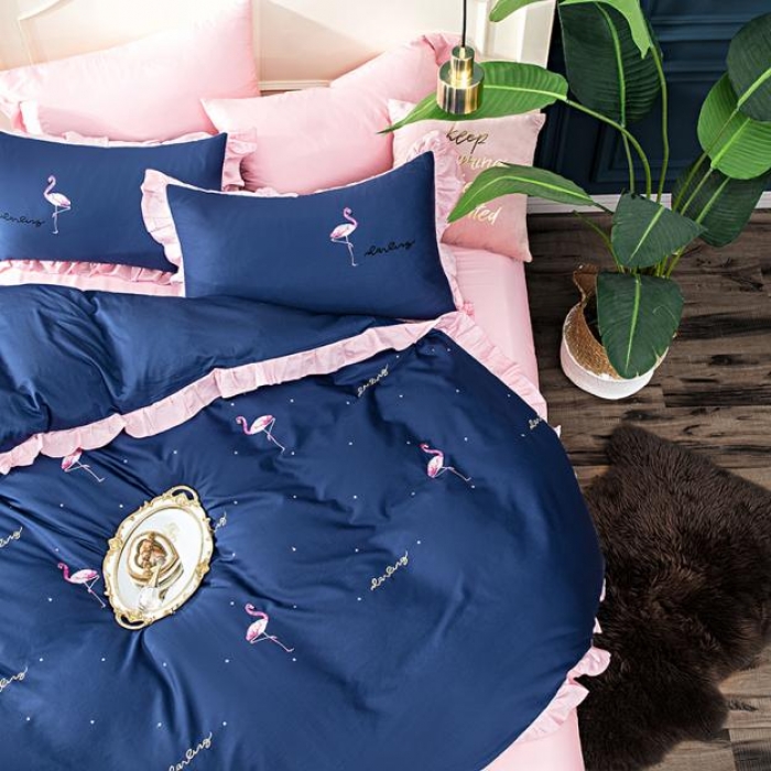 91家纺网 家纺一手货源 找家纺 久典家居 新品60S贡缎长绒棉火烈鸟绣花款四件套 遇见-兰