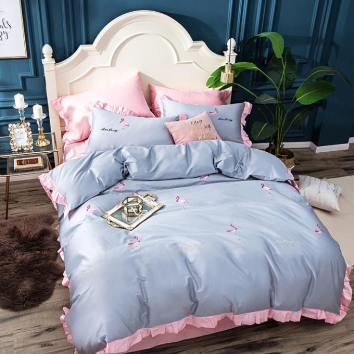 91家纺网 家纺一手货源 找家纺 久典家居 新品60S贡缎长绒棉火烈鸟绣花款四件套 遇见-灰