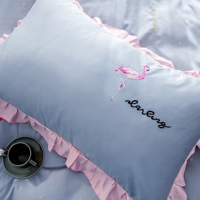 91家纺网 家纺一手货源 找家纺 久典家居 新品60S贡缎长绒棉火烈鸟绣花款四件套 遇见-灰