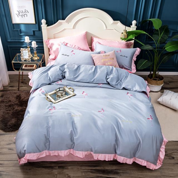 91家纺网 家纺一手货源 找家纺 久典家居 新品60S贡缎长绒棉火烈鸟绣花款四件套 遇见-灰