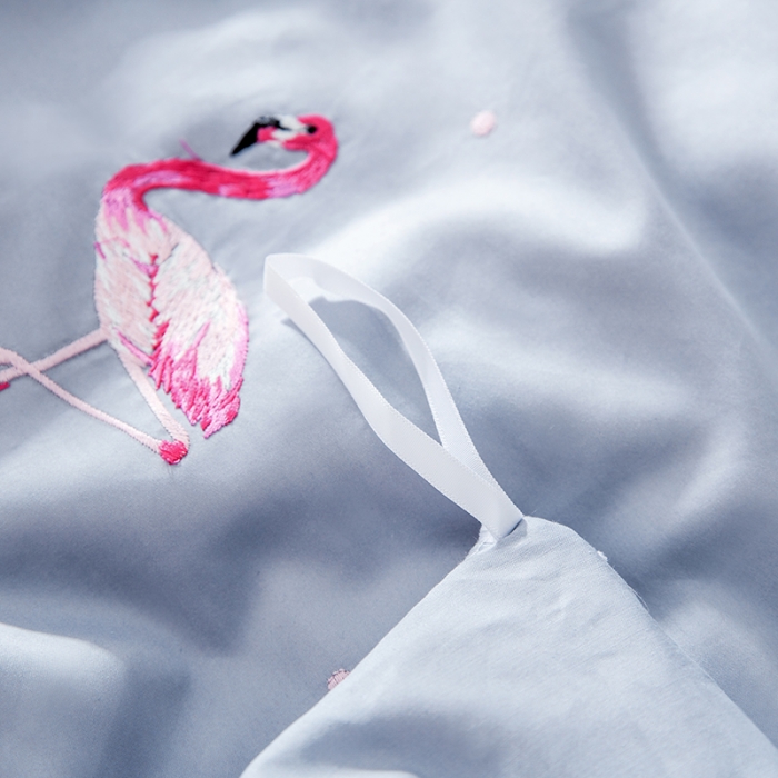 91家纺网 家纺一手货源 找家纺 久典家居 新品60S贡缎长绒棉火烈鸟绣花款四件套 遇见-灰