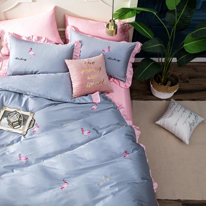 91家纺网 家纺一手货源 找家纺 久典家居 新品60S贡缎长绒棉火烈鸟绣花款四件套 遇见-灰