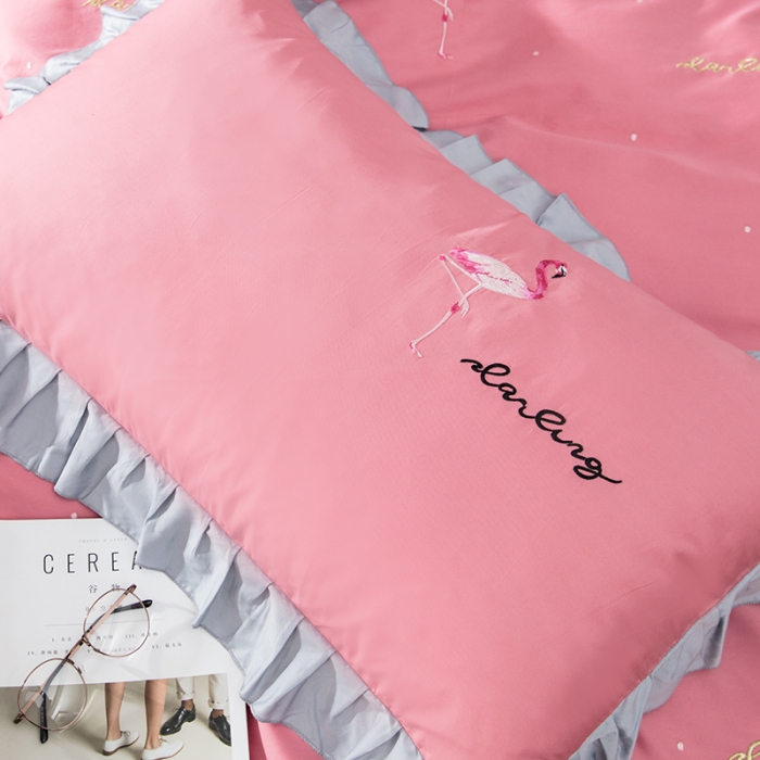 91家纺网 家纺一手货源 找家纺 久典家居 新品60S贡缎长绒棉火烈鸟绣花款四件套 遇见-玫红