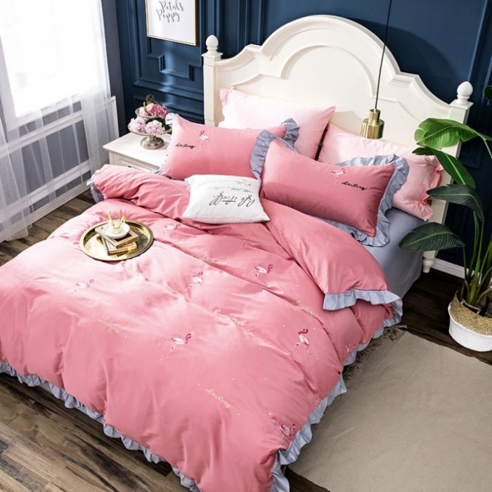 91家纺网 家纺一手货源 找家纺 久典家居 新品60S贡缎长绒棉火烈鸟绣花款四件套 遇见-玫红