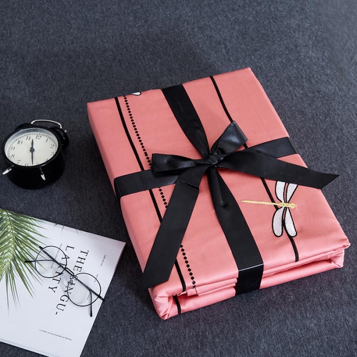 91家纺网 家纺一手货源 找家纺 久典家纺 2019年60S长绒棉蜻蜓绣四件套 玫红