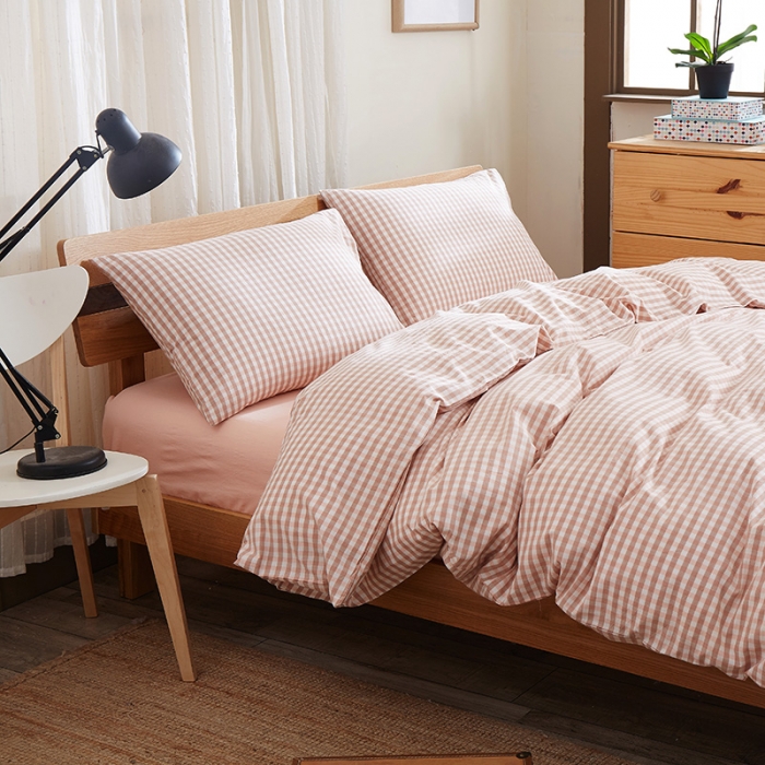 91家纺网 家纺一手货源 找家纺 久典家纺2019色织水洗棉基础款系列汇总四件套床单款浅粉小格