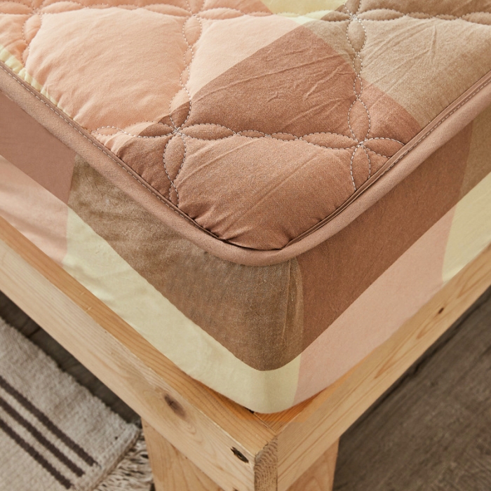 91家纺网 家纺一手货源 找家纺 久典家居 2019新款色织全棉水洗棉夹棉床笠 粉大格