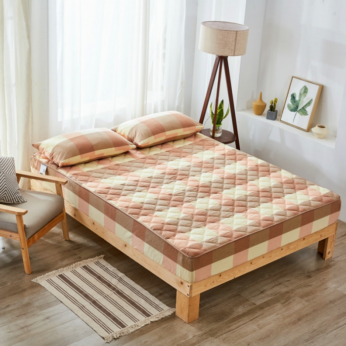 91家纺网 家纺一手货源 找家纺 久典家居 2019新款色织全棉水洗棉夹棉床笠 粉大格