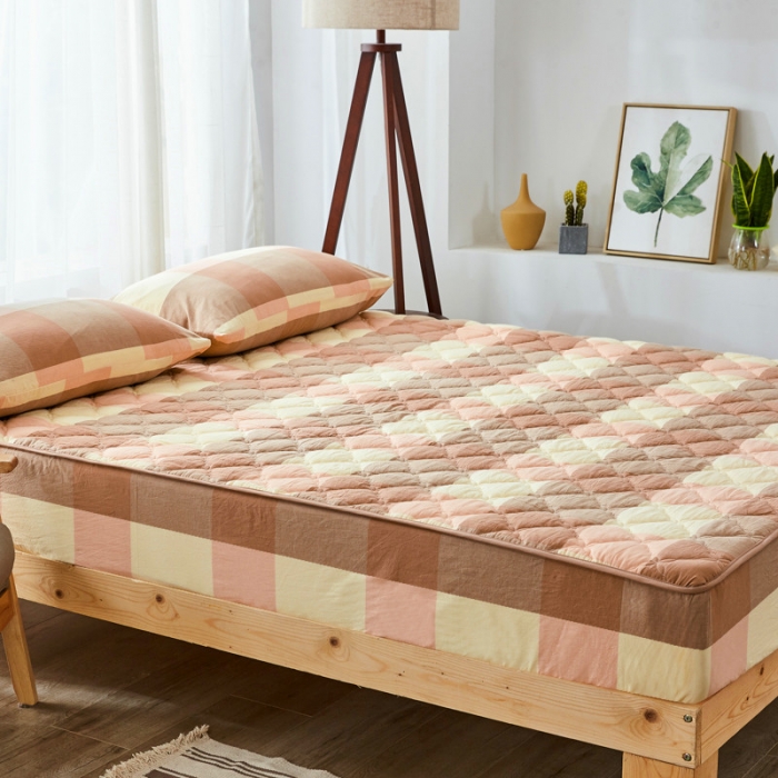 91家纺网 家纺一手货源 找家纺 久典家居 2019新款色织全棉水洗棉夹棉床笠 粉大格