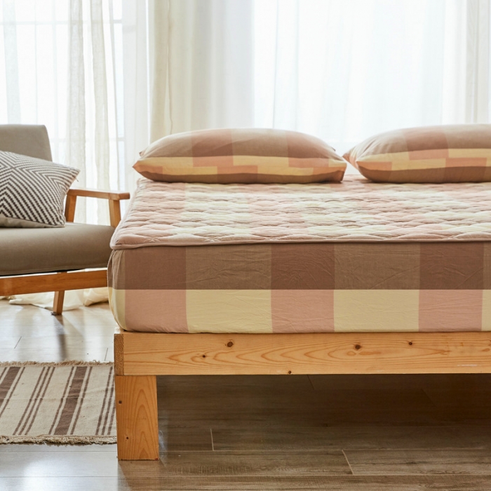 91家纺网 家纺一手货源 找家纺 久典家居 2019新款色织全棉水洗棉夹棉床笠 粉大格