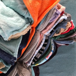 91家纺网 家纺一手货源 找家纺 9527 网销赠品小毛毯量大从优10条起拿,颜色随机
