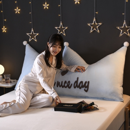 91家纺网 家纺一手货源 找家纺 （总）一兰家纺 2019新款三角水晶绒靠垫